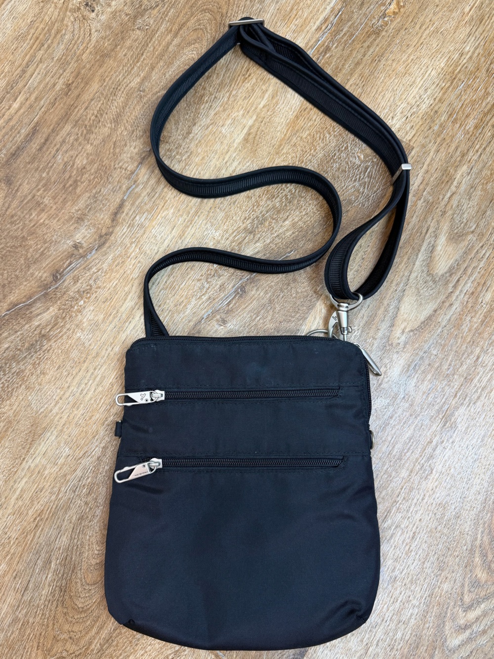 Travelon Anti-Theft Classic Slim Double
Zip Crossbody - Midnight